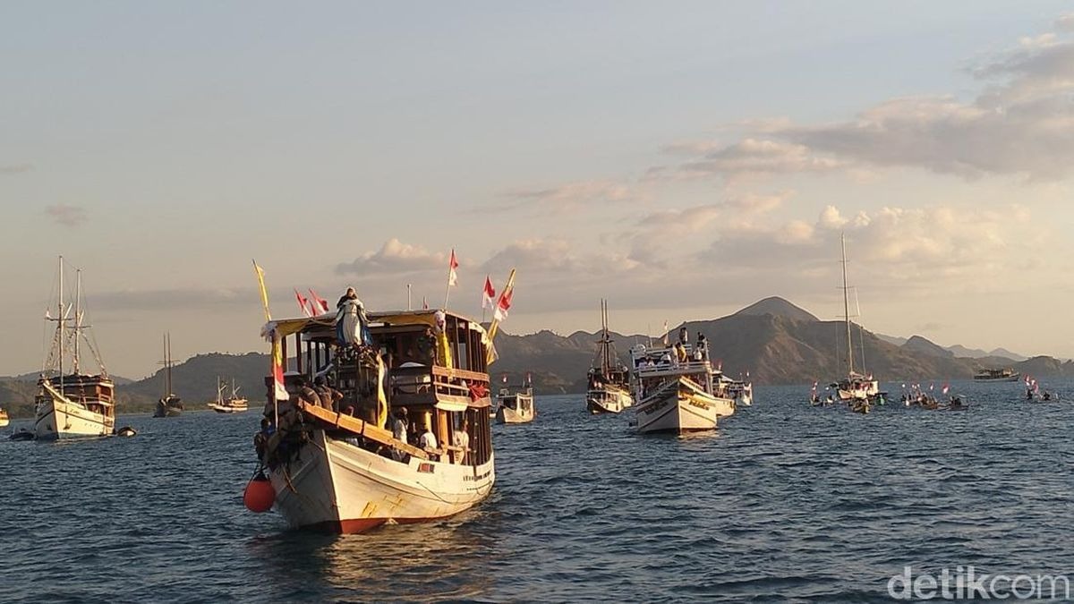 Thousands of Catholics Join Sea Procession of the Statue of the Virgin Mary in Labuan Bajo
