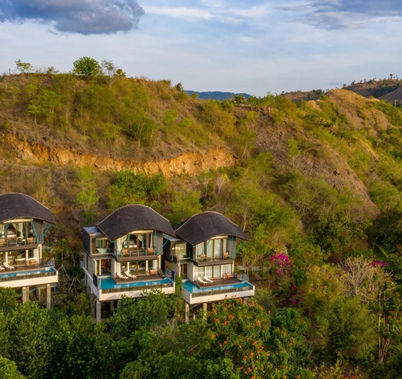 Plataran Komodo Resort – Luxury Beachfront Escape in Labuan Bajo Luxury beachfront villas at Plataran Komodo Resort overlooking turquoise waters in Labuan Bajo, Indonesia