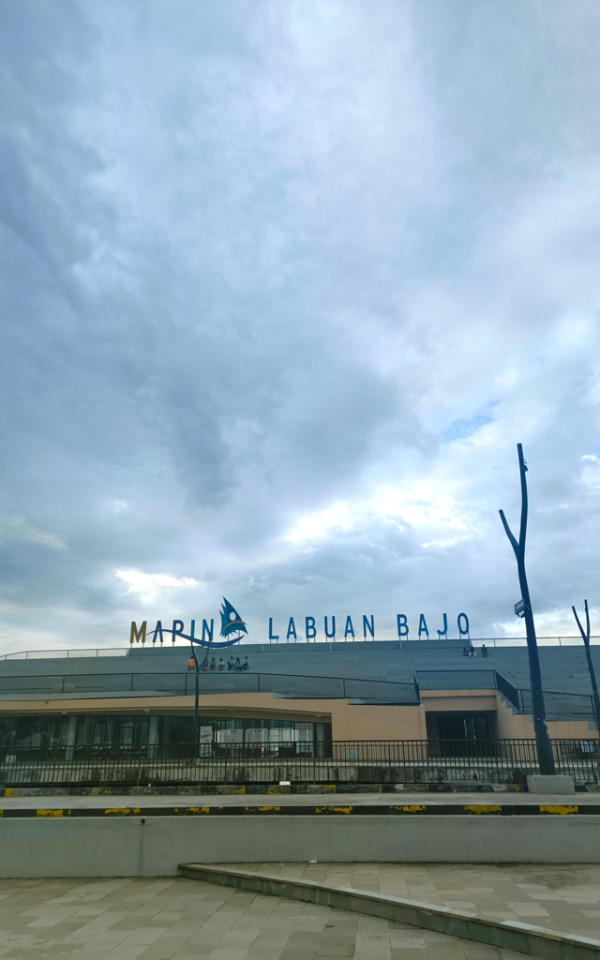 Marina Waterfront – Gateway to the Komodo Islands Scenic view of boats and yachts docked at Marina Waterfront Labuan Bajo with hills in the background