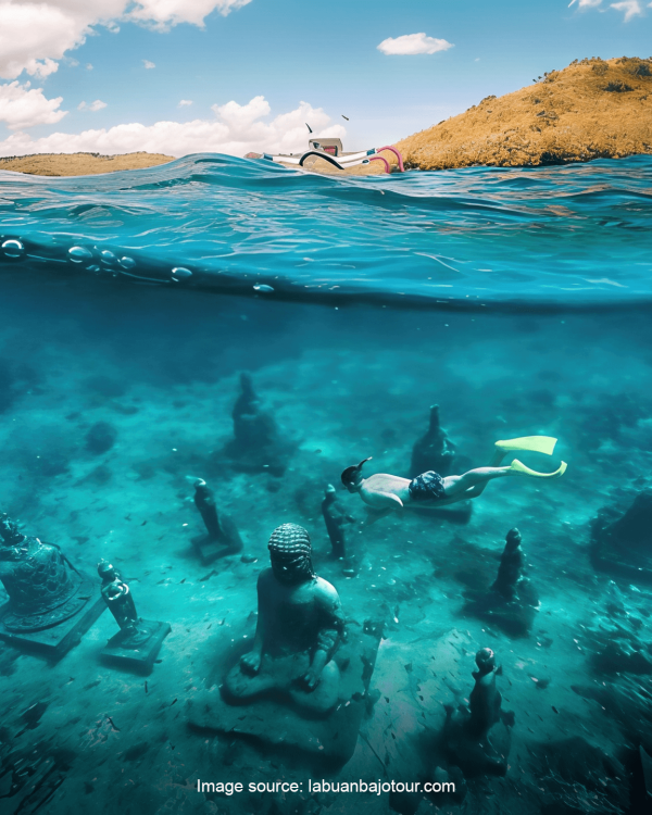 Manta Ray – The Gentle Giant of Komodo’s Seas A giant manta ray gliding gracefully through the clear blue waters of Komodo National Park